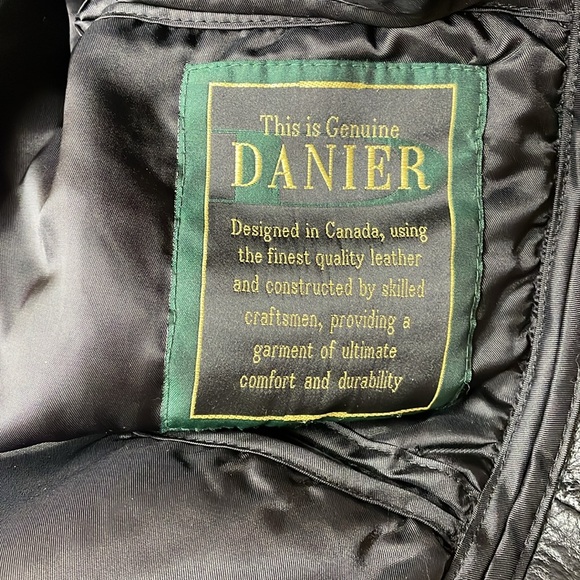 Danier leather men’s leather jacket with Thermolite lining. Size medium. - Picture 4 of 8